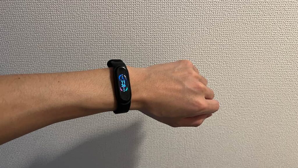 チョコザップのヘルスウォッチを腕に付けている