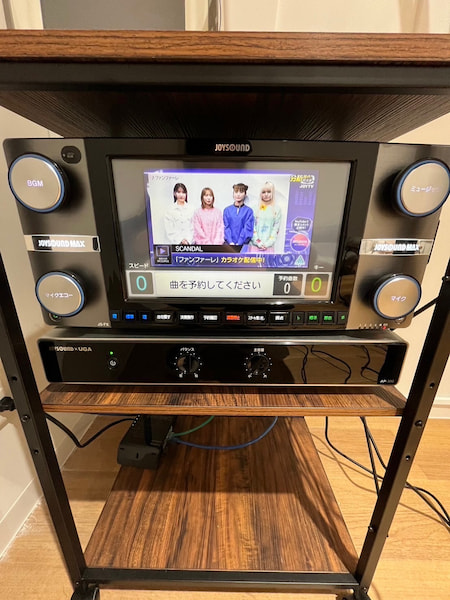 チョコザップのカラオケルーム内に置かれている機種