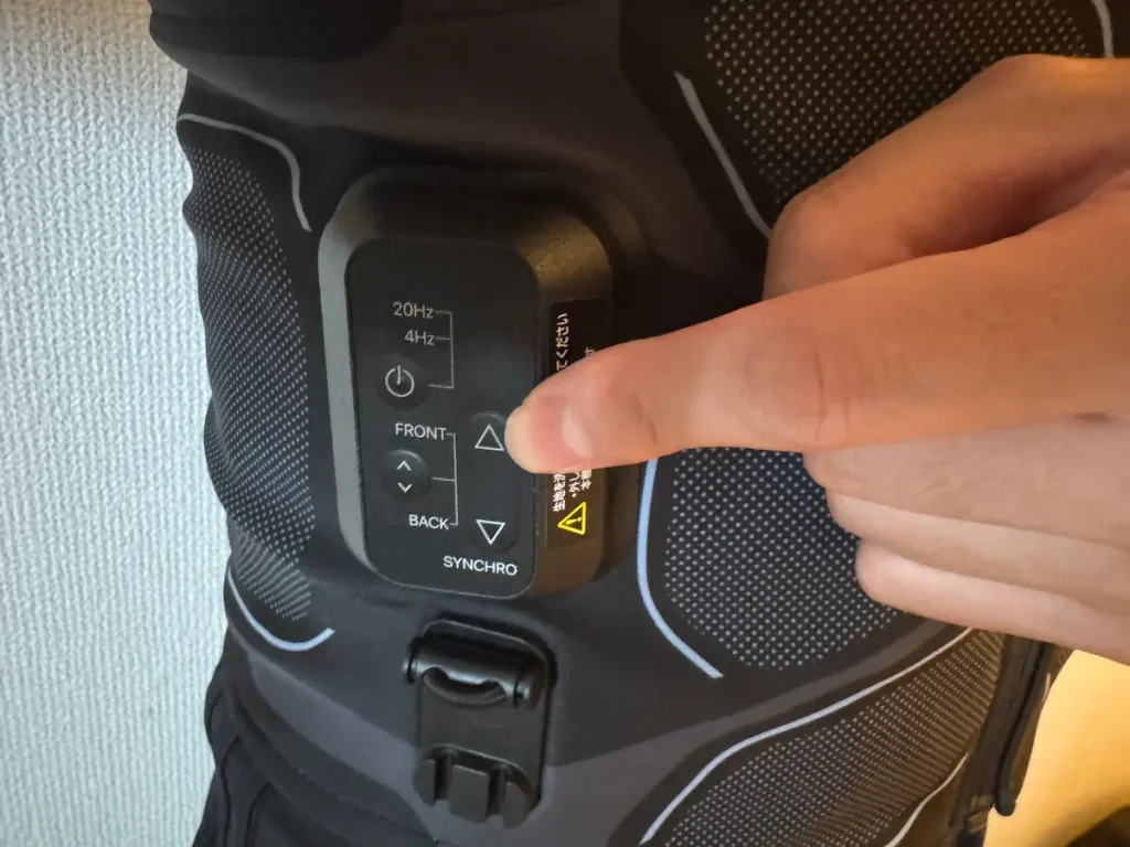 スタートボタンを押す様子