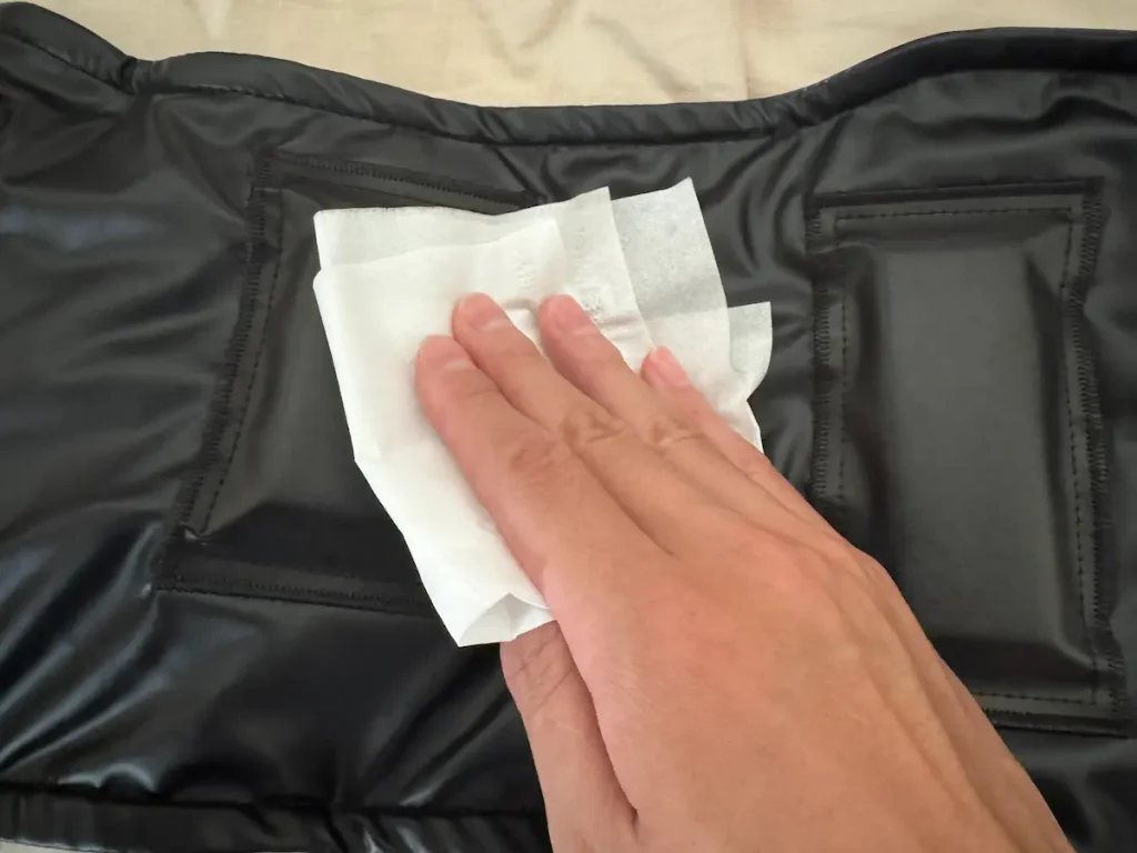 ウェットティッシュで拭いている様子