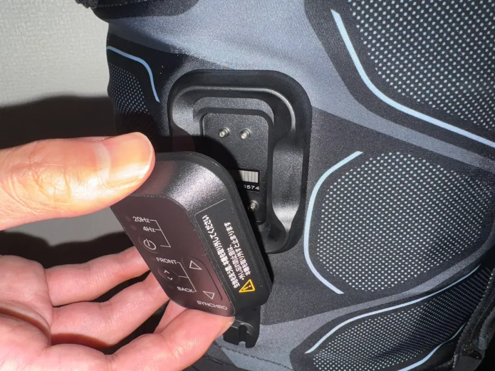 コントローラーを取り付けている