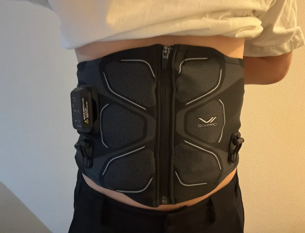 コアベルト2をお腹に着用している