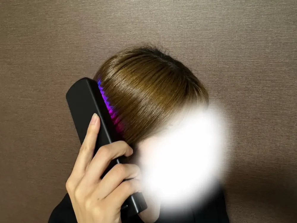 エレキブラシを頭皮に当てている様子