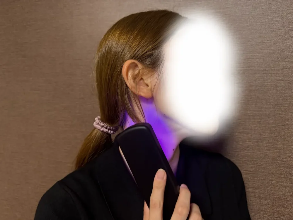 エレキブラシを首に当てている様子