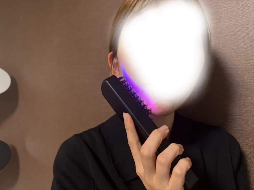 エレキブラシを顔に当てている